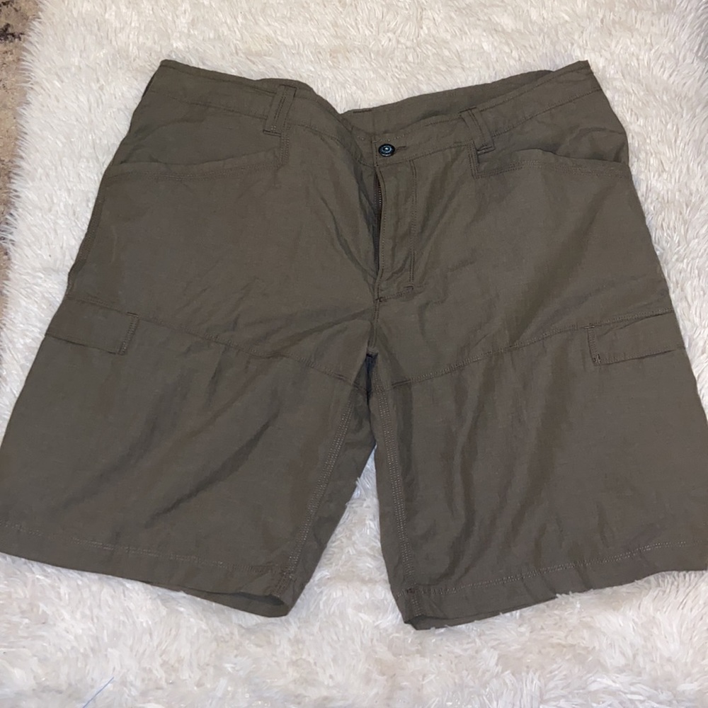 The North Face men’s shorts cargo side pockets size 40